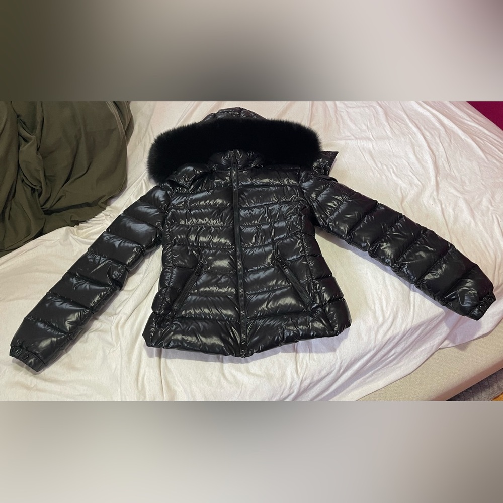 Women’s Black Moncler puffer. size small (size 0), in perfect condition.